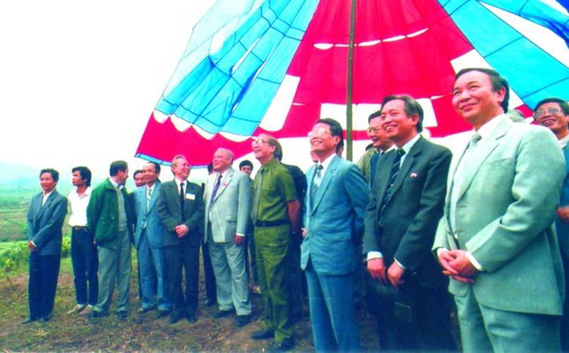 
Chủ tịch Hội đồng Bộ trưởng Võ Văn Kiệt và Phó Chủ tịch Hội đồng Bộ trưởng Trần Đức Lương (hàng đầu, thứ 3 từ phải sang) và đoàn công tác đến dự lễ khởi công đường dây 500kV mạch 1, kiểm tra công tác xây dựng vị trí cột đầu tiên của đường dây 500kV mạch 1 (năm 1992). Ảnh EVN.