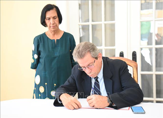 Phó Chủ tịch Viện Cuba hữu nghị với các dân tộc (ICAP), Victor Gaute, viếng và ghi sổ tang. Ảnh: Việt Hùng/TTXVN