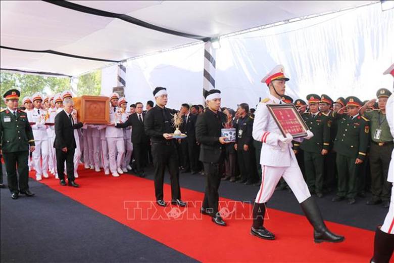 Các đồng chí lãnh đạo Đảng, Nhà nước, Quốc hội đưa Linh cữu Nguyên Chủ tịch nước Trần Đức Lươn vào nghĩa trang xã Phổ Khánh