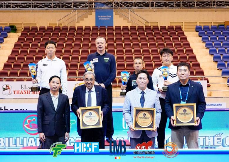 
Các cơ thủ nhận giải tại World Cup TP.HCM - Ảnh: ĐỨC PHONG