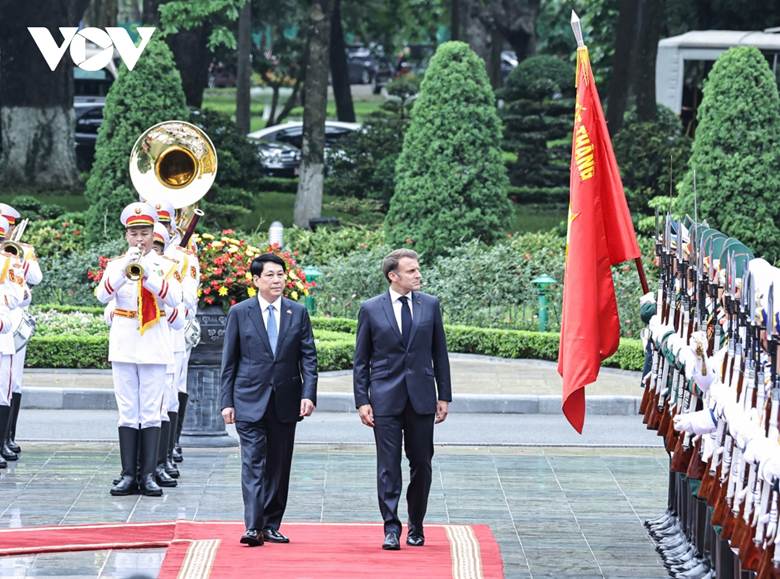 
Chủ tịch nước Lương Cường và Tổng thống Emmanuel Macron duyệt đội danh dự Quân đội nhân dân Việt Nam