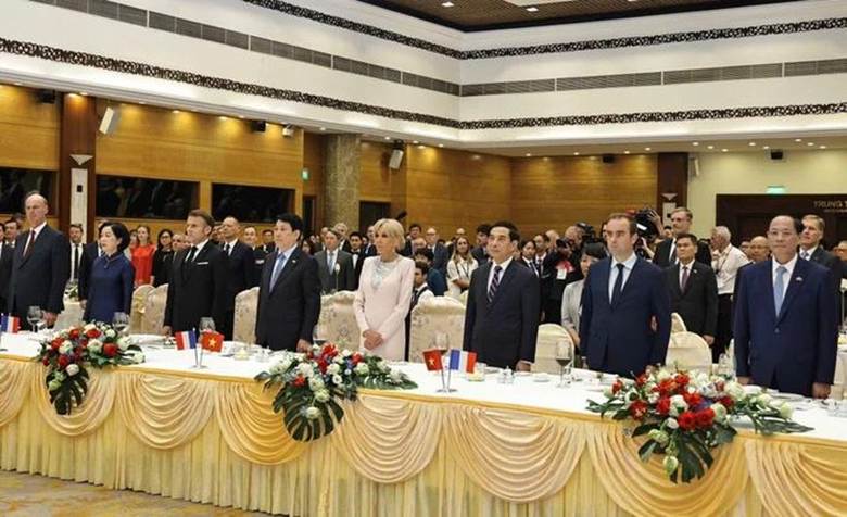 
Các đại biểu tham dự chiêu đãi.