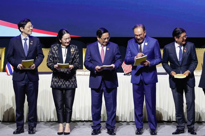 
Thủ tướng Malaysia Anwar Ibrahim trò chuyện cùng Thủ tướng Phạm Minh Chính và lãnh đạo một số nước ASEAN sau khi ký Tuyên bố ASEAN 2045: Tương lai chung của chúng ta - Ảnh: VGP/Nhật Bắc