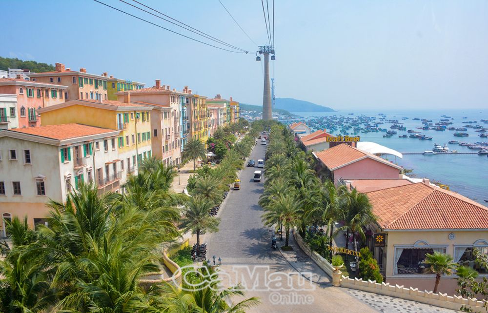 Di chuyển bằng cáp treo, du khách còn có cơ hội ngắm toàn cảnh từ trên cao không gian kiến trúc hiện đại của đảo ngọc Phú Quốc.