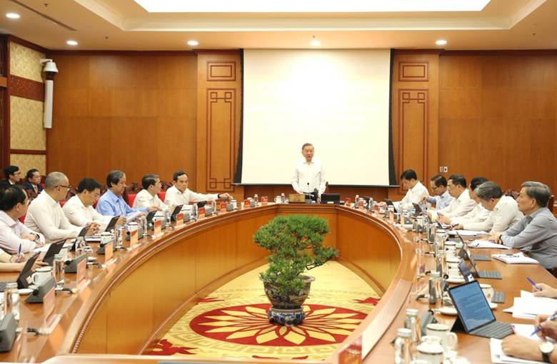 
Tổng Bí thư yêu cầu hoàn thiện các dự án luật đang trình Quốc hội để xem xét thông qua tại kỳ họp thứ 9; xây dựng dự án Luật Chuyển đổi số, trình Quốc hội thông qua tại kỳ họp thứ 10... bảo đảm tháo gỡ điểm nghẽn và tạo xung lực cho phát triển khoa học công nghệ, chuyển đổi số - Ảnh: VGP/Nguyễn Hoàng