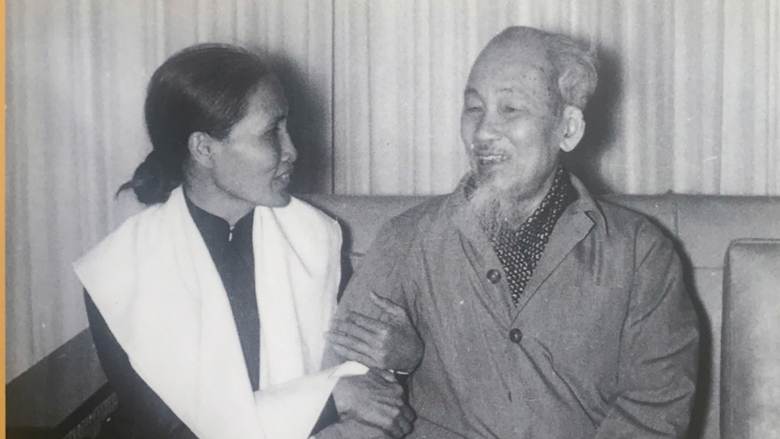 
Bác Hồ trò chuyện với bà Nguyễn Thị Ráo, thành viên đoàn đại biểu Mặt trận dân tộc giải phóng miền Nam Việt Nam tại Hà Nội ngày 28/2/1969. Ảnh tư liệu/ TTXVN