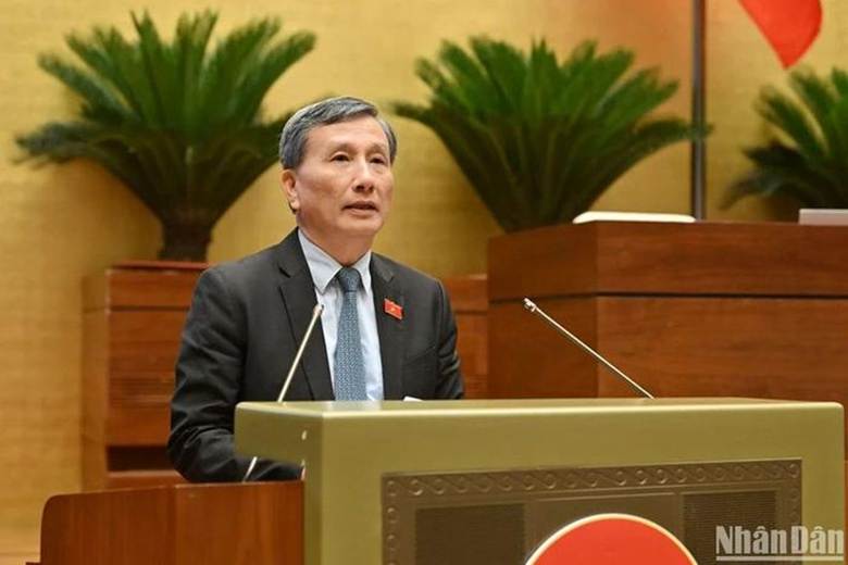 
Chủ nhiệm Ủy ban Khoa học, Công nghệ và Môi trường Lê Quang Huy trình bày báo cáo thẩm tra. (Ảnh: THỦY NGUYÊN)