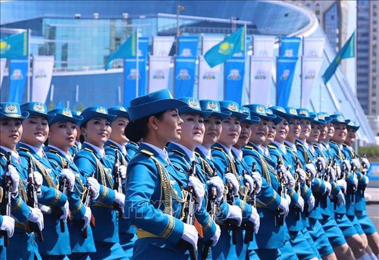 

Lực lượng vũ trang Kazakhstan trình diễn các phương tiện, khí tài quân sự tại buổi lễ. Ảnh: TTXVN