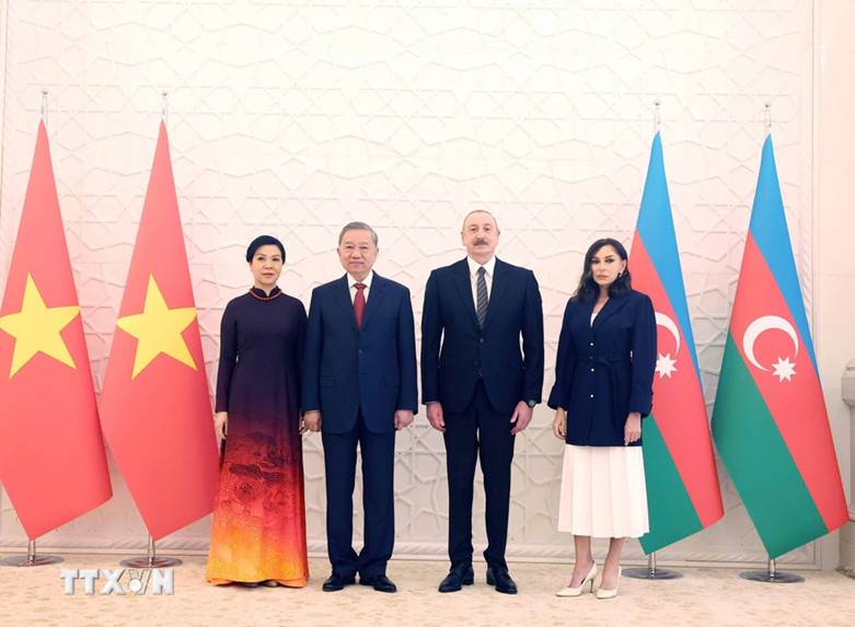 
Tổng Bí thư Tô Lâm và Phu nhân chụp ảnh chung với Tổng thống Azerbaijan và Phu nhân sau lễ đón - Ảnh: TTXVN