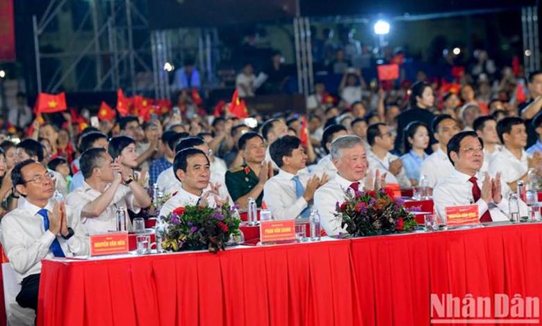 Các đồng chí lãnh đạo Đảng, Nhà nước dự chương trình.
