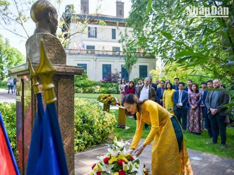 
Đại sứ Nguyễn Thị Vân Anh dâng hoa trước tượng Chủ tịch Hồ Chí Minh tại công viên Montreau. (Ảnh: MINH DUY)