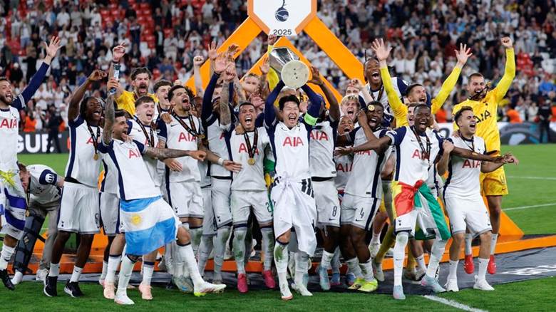 
Các cầu thủ Tottenham nhận cúp vô địch Europa League 2024-25 (Ảnh: Getty).