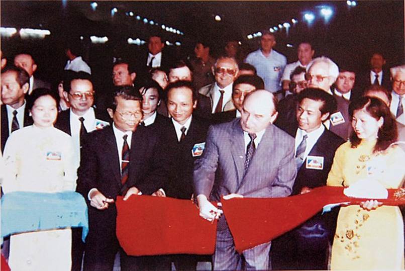 
Phó Thủ tướng Trần Đức Lương (hàng đầu, thứ hai từ trái sang) cắt băng khởi động tổ máy số 8 Thủy điện Hòa Bình (năm 1994). Nguồn: Sách Hòa Bình - Ánh điện không bao giờ tắt.