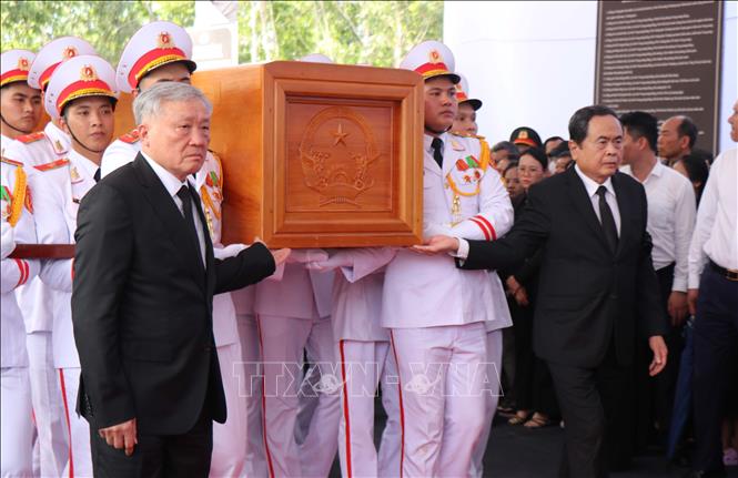 Các đồng chí lãnh đạo Đảng, Nhà nước, Quốc hội đưa Linh cữu Nguyên Chủ tịch nước Trần Đức Lươn vào nghĩa trang xã Phổ Khánh. Ảnh: Phạm Cường/TTXVN