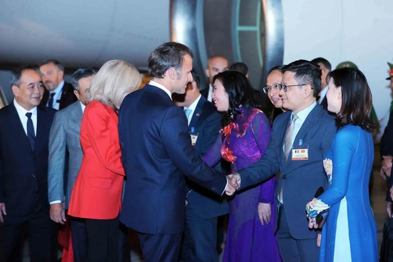 Tổng thống Pháp Emmanuel Macron và Phu nhân đến Hà Nội, bắt đầu chuyến thăm cấp Nhà nước tới Việt Nam. (Ảnh: An Đăng/TTXVN)