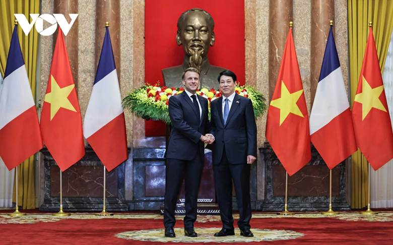
Chủ tịch nước Lương Cường và Tổng thống Cộng hòa Pháp Emmanuel Macron