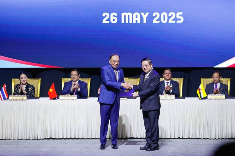 
Thủ tướng Malaysia Anwar Ibrahim trao Tuyên bố ASEAN 2045: Tương lai chung của chúng ta cho Tổng Thư ký ASEAN Kao Kim Hourn - Ảnh: VGP/Nhật Bắc