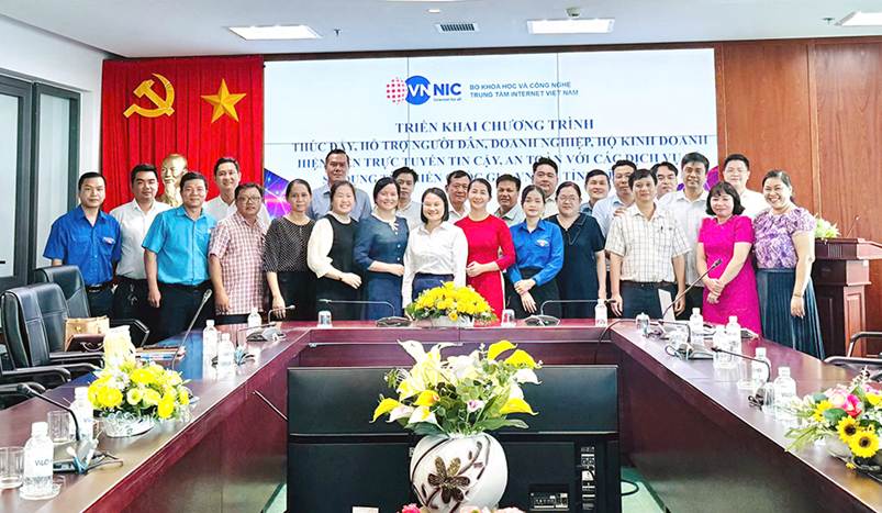 
Đại biểu tham dự tập huấn tại Sở KH&CN ngày 26/5/2025 chụp ảnh lưu niệm


