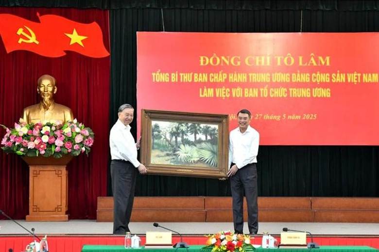 
Trưởng Ban Tổ chức Trung ương Lê Minh Hưng trao bức tranh tặng Tổng Bí thư Tô Lâm. (Ảnh: ĐĂNG KHOA)