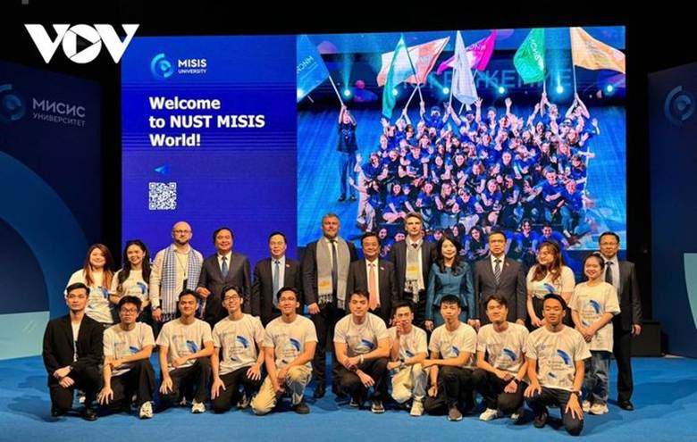 
Phó Chủ tịch Quốc hội Lê Minh Hoan và đoàn công tác của Quốc hội chụp ảnh lưu niệm cùng các giảng viên và du học sinh Việt Nam tại Trường Đại học Khoa học và công nghệ MISIS