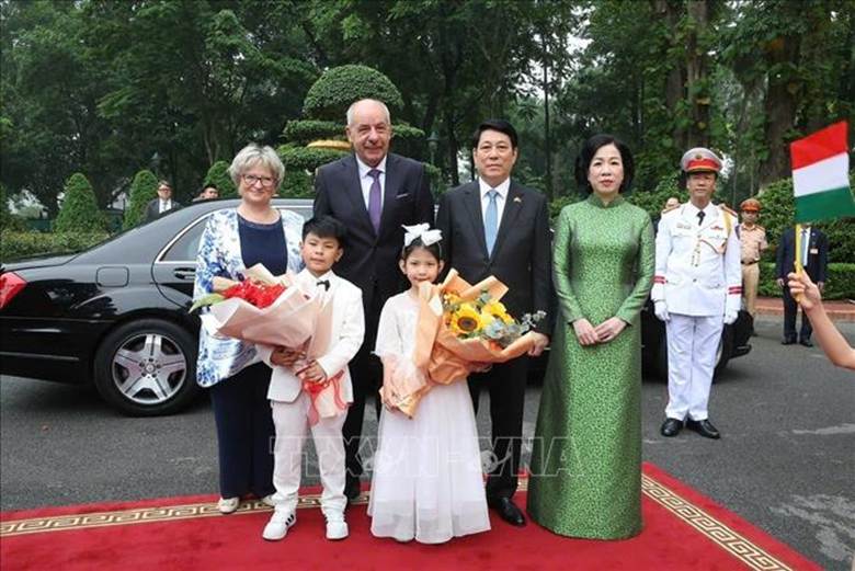Chủ tịch nước Lương Cường và Phu nhân đón Tổng thống Hungary Sulyok Tamas và Phu nhân. Ảnh: Lâm Khánh/TTXVN