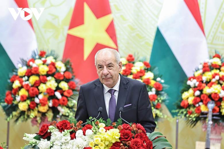 
Tổng thống Sulyok Tamas phát biểu tại chiêu đãi.