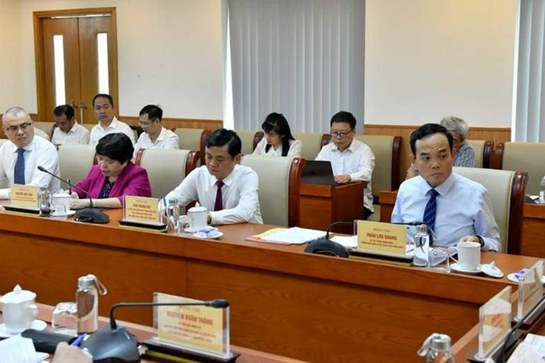 
Các đồng chí lãnh đạo Ban Chính sách, chiến lược Trung ương và các đại biểu dự buổi làm việc. (Ảnh: ĐĂNG KHOA)