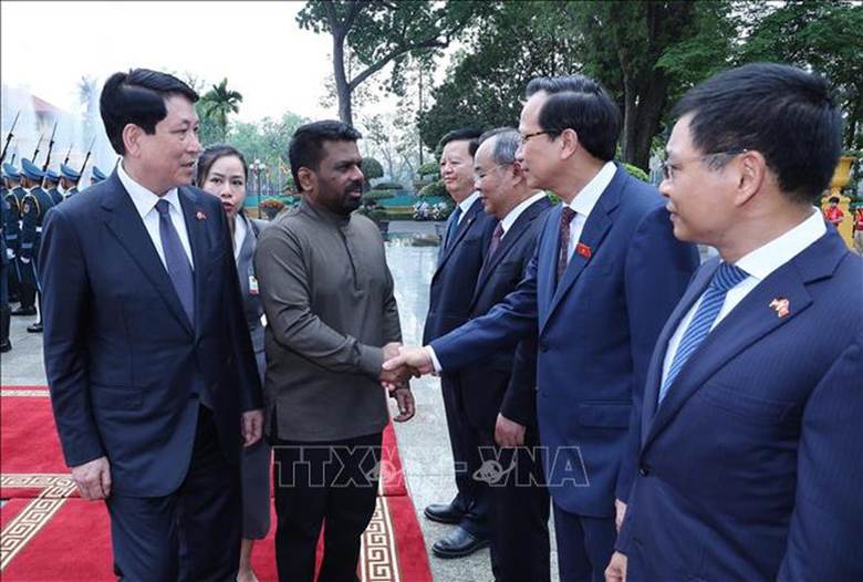 
Chủ tịch nước Lương Cường giới thiệu thành viên đoàn Việt Nam với Tổng thống Sri Lanka Anura Kumara Dissanayaka. Ảnh: TTXVN