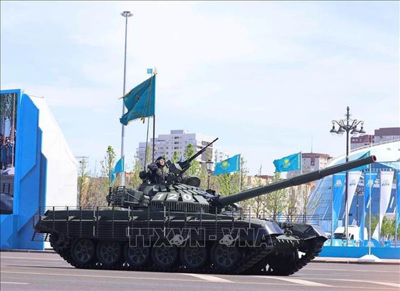 

Lực lượng vũ trang Kazakhstan trình diễn các phương tiện, khí tài quân sự tại buổi lễ. Ảnh: TTXVN