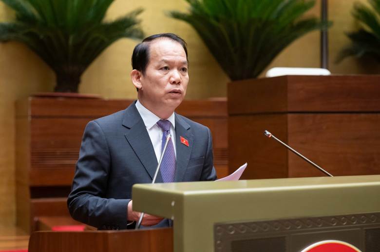 Chủ nhiệm Ủy ban Pháp luật và Tư pháp của Quốc hội Hoàng Thanh Tùng trình bày tờ trình thẩm tra về dự thảo Luật Cán bộ, công chức (sửa đổi). Ảnh: QH