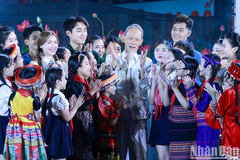 Chương trình khắc họa đậm nét hình tượng Chủ tịch Hồ Chí Minh - Lãnh tụ thiên tài, Người thầy vĩ đại của cách mạng Việt Nam, Anh hùng giải phóng dân tộc, Danh nhân văn hóa kiệt xuất.