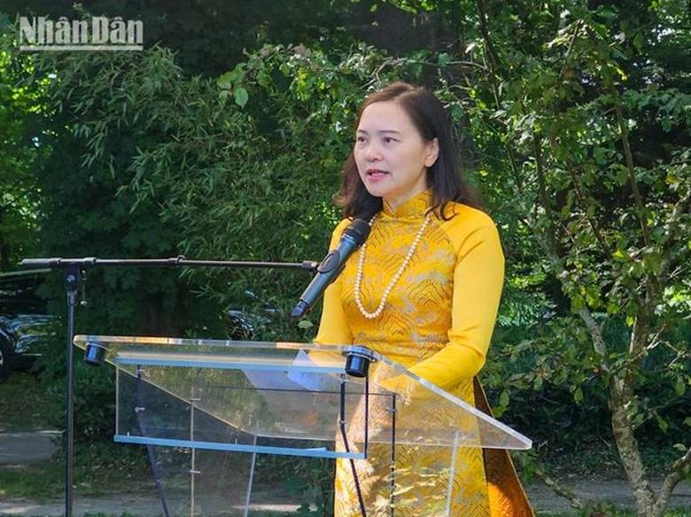 
Đại sứ Nguyễn Thị Vân Anh cảm ơn nhân dân thành phố Montreuil đã dày công gìn giữ Không gian Chủ tịch Hồ Chí Minh và tượng Chủ tịch Hồ Chí Minh như một di sản văn hóa của địa phương. (Ảnh: MINH DUY)