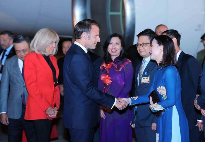 Tổng thống Pháp Emmanuel Macron và Phu nhân đến Hà Nội, bắt đầu chuyến thăm cấp Nhà nước tới Việt Nam. (Ảnh: An Đăng/TTXVN)
