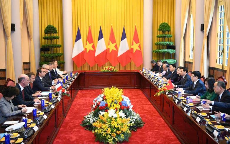 
Ngay sau lễ đón chính thức, Chủ tịch nước Lương Cường và Tổng thống Emmanuel Macron cùng dẫn đầu đoàn đại biểu cấp cao hai nước tiến hành Hội đàm