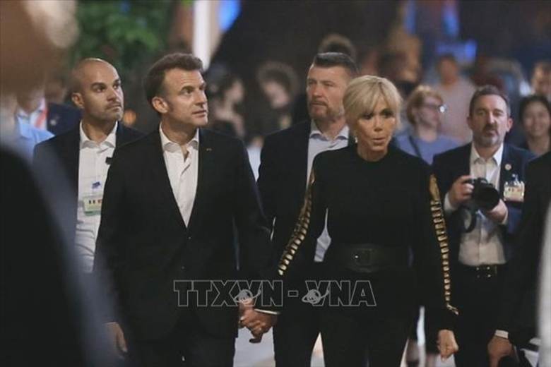 Tổng thống Pháp Emmanuel Macron và Phu nhân dạo phố cổ Hà Nội