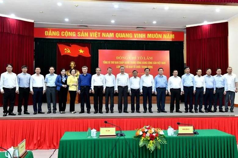 
Tổng Bí thư Tô Lâm với các đồng chí lãnh đạo Đảng, Nhà nước và các đại biểu tham dự buổi làm việc. (Ảnh: ĐĂNG KHOA)