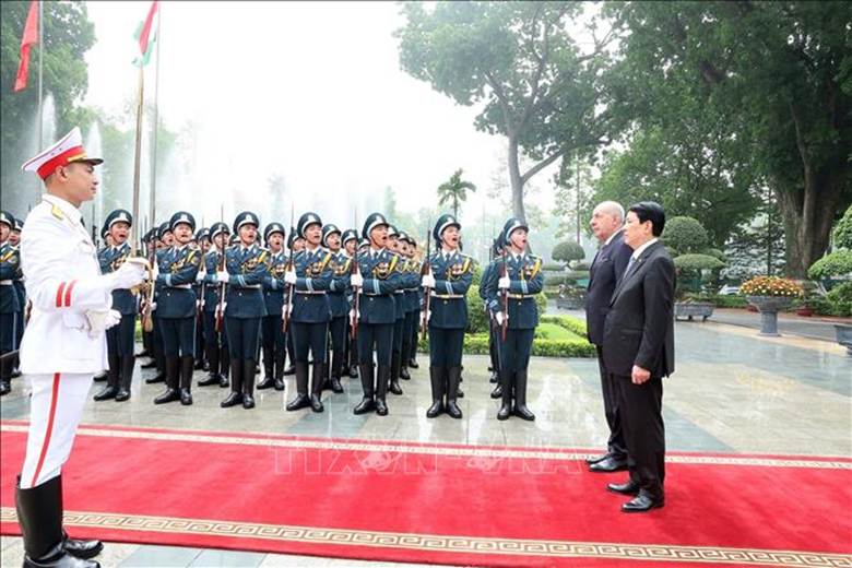 Chủ tịch nước Lương Cường và Tổng thống Hungary Sulyok Tamas duyệt Đội danh dự Quân đội nhân dân Việt Nam. Ảnh: Lâm Khánh/TTXVN