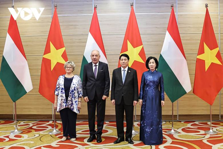 
Chủ tịch nước Lương Cường cùng Phu nhân và Tổng thống Sulyok Tamas và Phu nhân tại chiêu đãi.