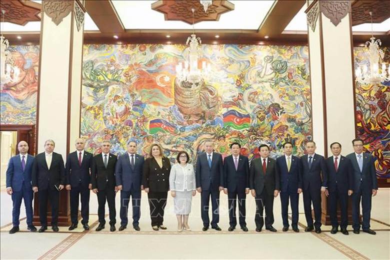 Tổng Bí thư Tô Lâm và Chủ tịch Quốc hội Azerbaijan Sahiba Gafarova cùng thành viên hai đoàn chụp ảnh chung. Ảnh: Thống Nhất/TTXVN
