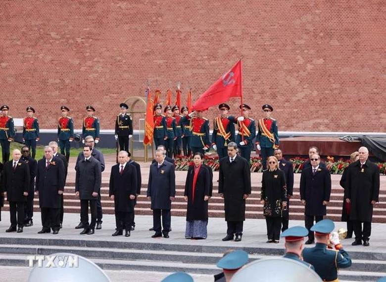 Ngay sau lễ duyệt binh, Tổng Bí thư Tô Lâm và Phu nhân Ngô Phương Ly đã cùng Tổng thống Nga Vladimir Putin và các nhà lãnh đạo thế giới tham dự lễ đặt hoa tại Đài tưởng niệm Liệt sĩ vô danh nằm ở bức tường điện Kremlin tại Quảng trường Đỏ. (Ảnh: TTXVN)