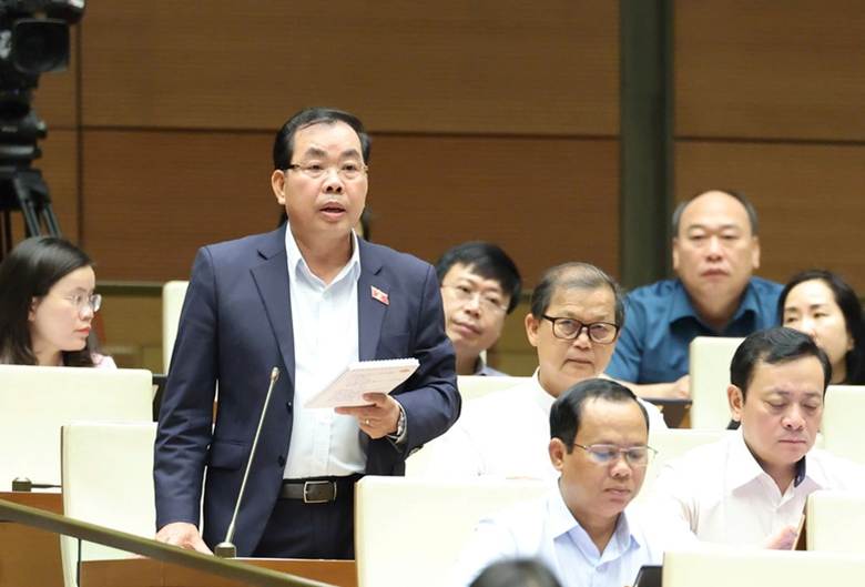 Đại biểu Nguyễn Quang Huân tập trung làm rõ nội dung về bầu, miễn nhiệm, điều động Chủ tịch, Phó Chủ tịch UBND cấp tỉnh

