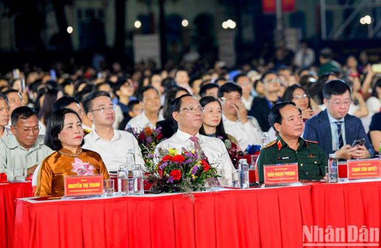 Các đại biểu xem các tiết mục nghệ thuật tại chương trình.