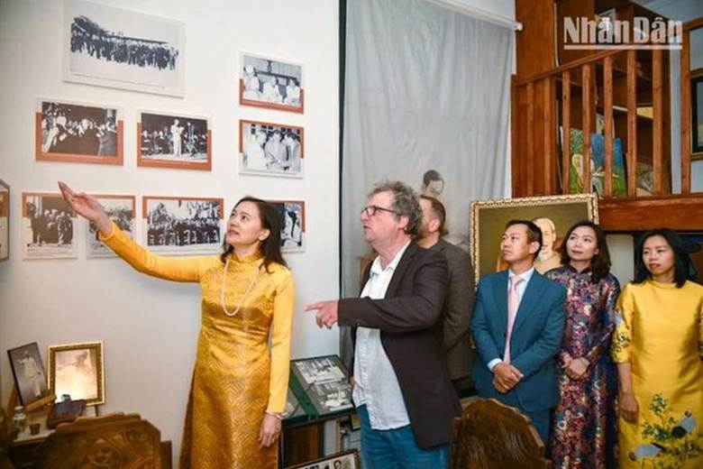 
Ông Frédérick Geneveé, Chủ tịch Hiệp hội vì Lịch sử Sống, dẫn đoàn đại biểu thăm Không gian Chủ tịch Hồ Chí Minh trong Bảo tàng Lịch sử Sống. (Ảnh: MINH DUY)