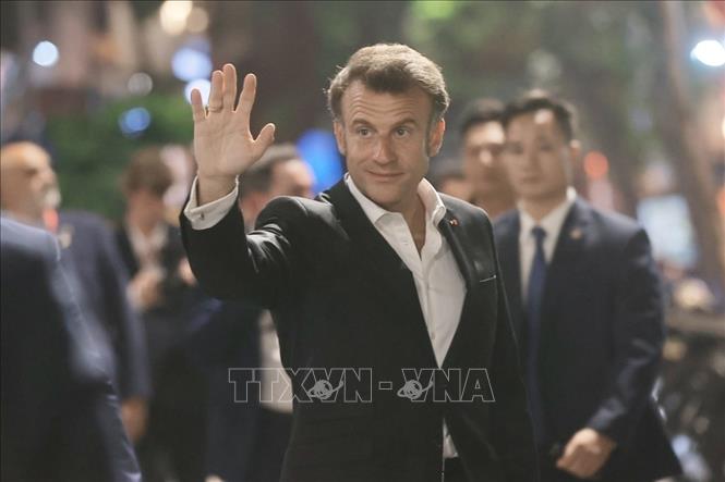 Tổng thống Pháp Emmanuel Macron vẫy chào người dân Thủ đô, tối 26/5. Ảnh: TTXVN