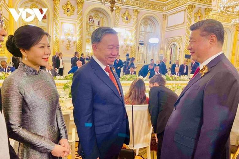 Ngày 9/5, nhân dịp tham dự Chiêu đãi trọng thể các Nhà Lãnh đạo cấp cao các nước của Tổng thống Nga Vladimir Putin, Tổng Bí thư Tô Lâm đã có các cuộc tiếp xúc song phương với Bí thư thứ nhất Đảng Cộng sản Cuba, Chủ tịch nước Cộng hòa Cuba; Tổng Bí thư, Chủ tịch nước Trung Quốc; Tổng thống Uzbekistan... Trong ảnh: Tổng Bí thư Tô Lâm gặp gỡ Tổng Bí thư, Chủ tịch Trung Quốc Tập Cận Bình.