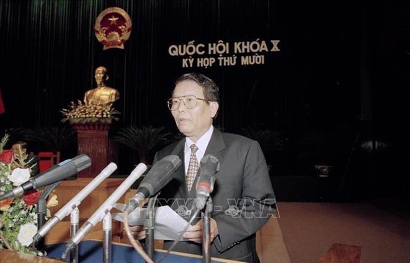 
Chủ tịch nước Trần Đức Lương đọc Tờ trình về việc đề nghị Quốc hội phê chuẩn Hiệp định thương mại Việt Nam - Hoa Kỳ, tại Kỳ họp thứ mười, Quốc hội khóa X, ngày 23/11/2001