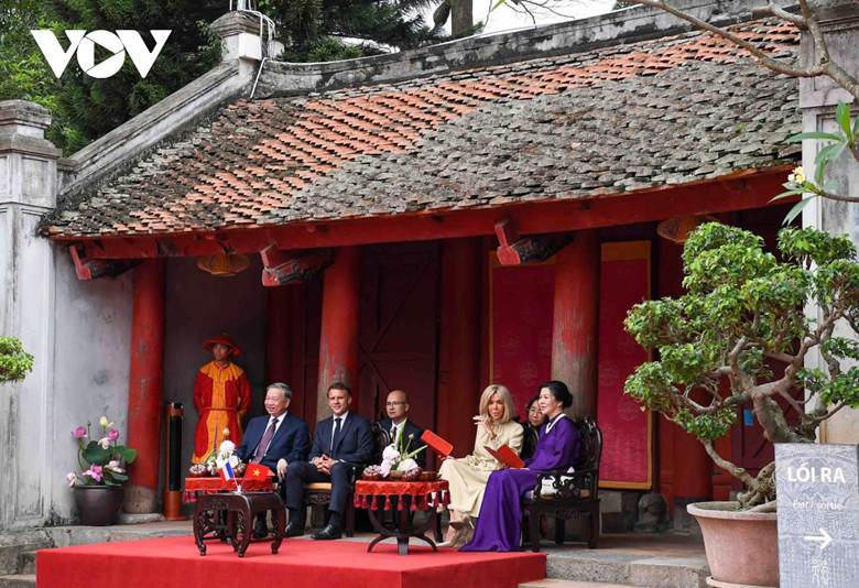 Tổng Bí thư Tô Lâm và Phu nhân cùng Tổng thống Pháp Emmanuel Macron và Phu nhân thưởng thức các tiết mục mang đậm bản sắc văn hoá Việt Nam