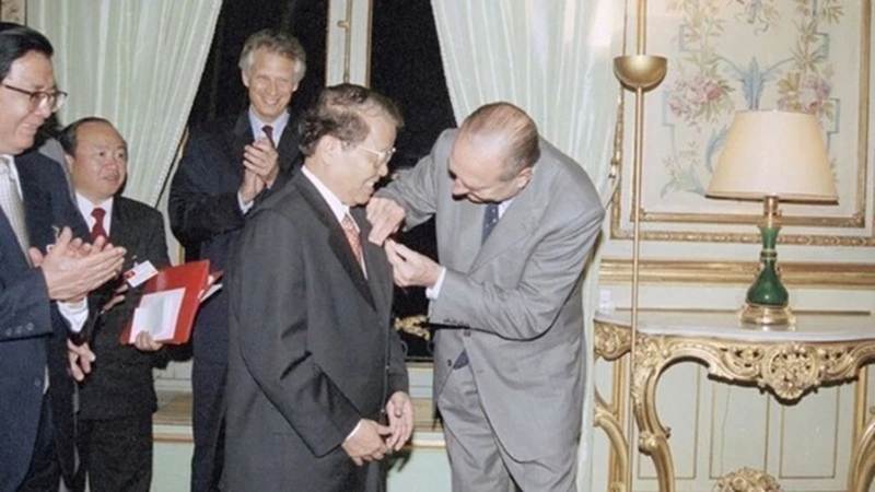 
Tổng thống Pháp Jacques Chirac trao Huân chương Bắc đẩu bội tinh tặng Chủ tịch nước Trần Đức Lương (Paris, 28/10/2002). Ảnh: TTXVN