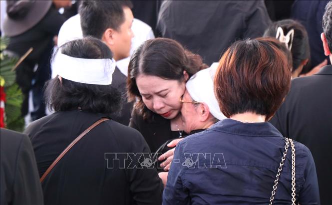 Phó Chủ tịch nước Võ Thị Ánh Xuân chia buồn cùng người thân gia đình nguyên Chủ tịch nước Trần Đức Lương. Ảnh: Phạm Cường/TTXVN