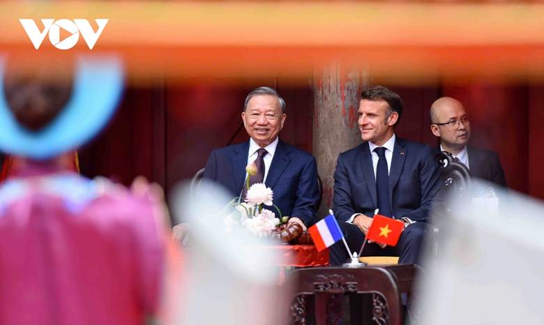 Tổng Bí thư Tô Lâm và Tổng thống Pháp Emmanuel Macron xem Nhã nhạc Cung đình Huế tại sân chính Văn Miếu